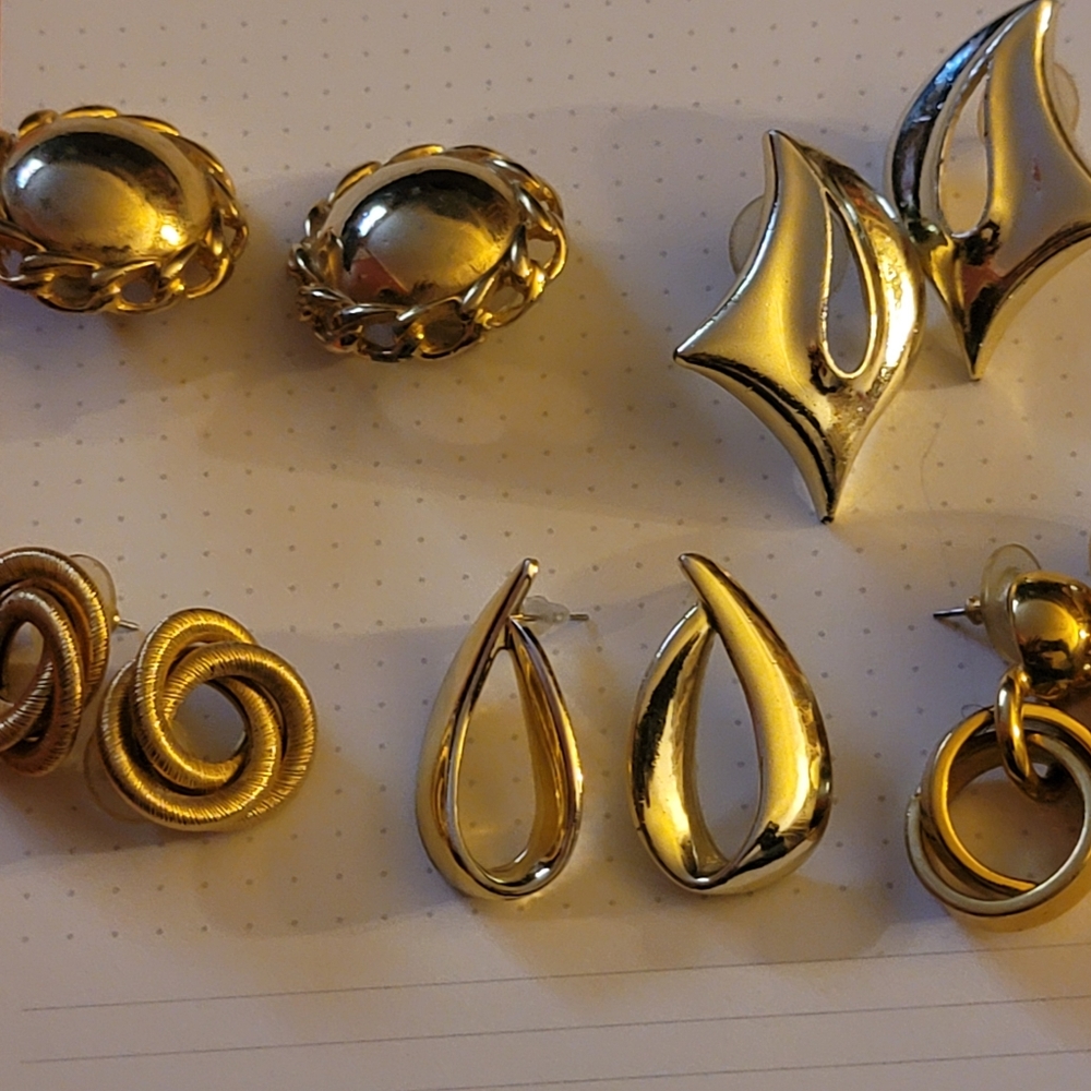 Vintage 90's set of 5 goldtone pierced earrings